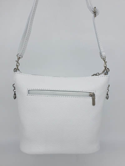 Un joli sac blanc en cuir et fait main avec poches de rangements pour y placer votre téléphone, portefeuille et autres petits objets du quotidien.