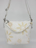 De jolis dessins de fleurs pour embellir ce sac à multiples poches ! Blanc et jaune tout en cuir.