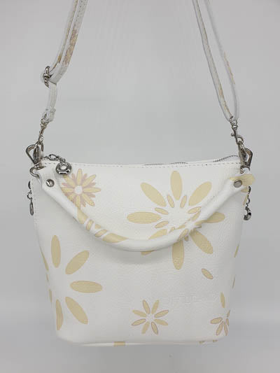 De jolis dessins de fleurs pour embellir ce sac à multiples poches ! Blanc et jaune tout en cuir.