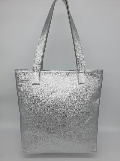 Très joli sac en cuir argenté fait main. Allure chic et branchée assurée pour vos déplacements en journée et en soirée.