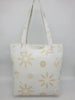 De jolies fleurs jaunes sur un joli fond blanc ! quel beau mariage ! Un sac en cuir tout simplement magnifique.