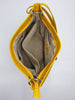Beaucoup de rangements pour ranger tous vos indispensables. Jaune, une jolie couleur pour vous !