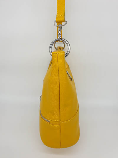 Vous allez l'adorer ! Très beau sac en cuir jaune avec de jolies finitions féminines.
