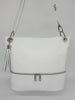 Un grand sac blanc en cuir et fait main à bandoulière réglable. Multiples poches et compartiments internes.
