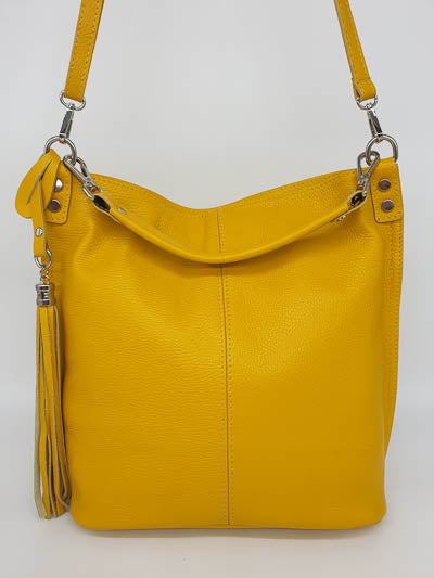 Un joli sac jaune en cuir fait main. Il est également doté d'une bandoulière amovible qui vous permettra de changer votre porté épaule courte en épaule longue.