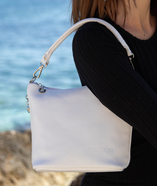Blanc est la couleur de cet été! Découvrez ce joli sac en cuir avec poches et leger à porter.