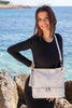 Confectionné à la main par nos artisans italiens, ce sac à bandoulière séduit les femmes par sa taille et ses rangements. Conçu avec beaucoup de poches, vous placerez vos effets personnels avec organisation.