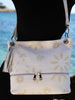 Un joli design floral pour ce sac en cuir by Diviccano. Beaucoup de rangements.