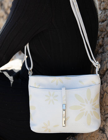 Joli sac en cuir avec des belles fleurs.