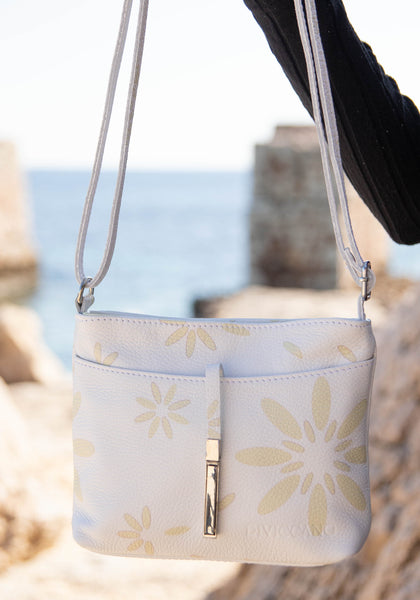 Dessin floral pour ce joli sac en cuir artisanal. Blanc et jaune fleuri.