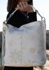 De jolis fleurs pour ce beau sac en cuir qui se porte épaule ou bandoulière.