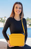 Voici ROSA by DIVICCANO , votre joli sac jaune en cuir. Il est également doté d'une bandoulière amovible qui vous permettra de changer votre porté épaule courte en épaule longue.