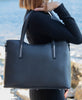 Un joli sac en cuir noir pour y placer votre portefeuille ou compagnon, clefs de maison, téléphone et documents !