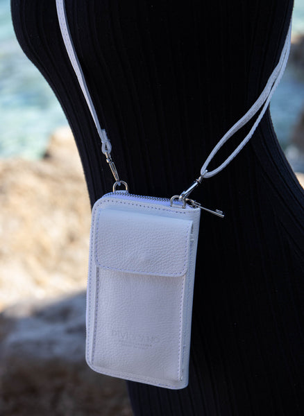 Un portefeuille qui se porte à bandoulière avec poche à bouton aimanté en façade.