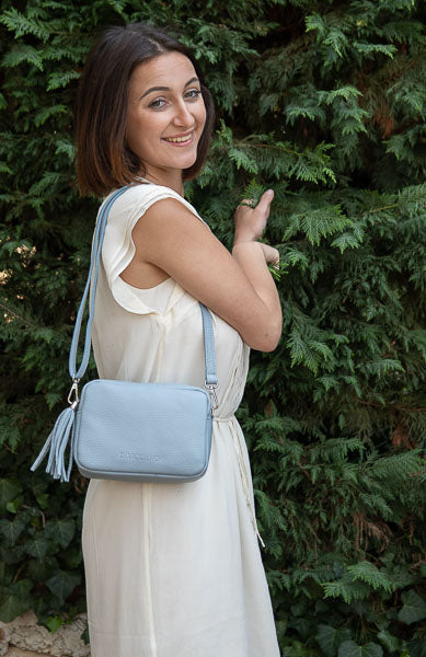 Bleu azur ! Une jolie couleur pour s'associer avec les tenues de votre garde robe. LINDA BY DIVICCANO est en cuir de veau grainé et fabriqué à la main.